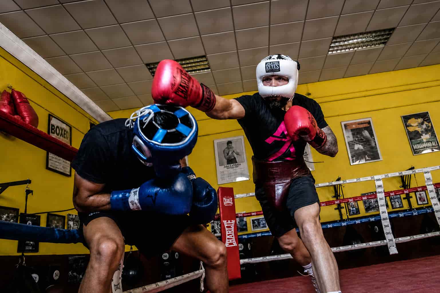 Sesión de guanteo en el Club de Boxeo Coraje
