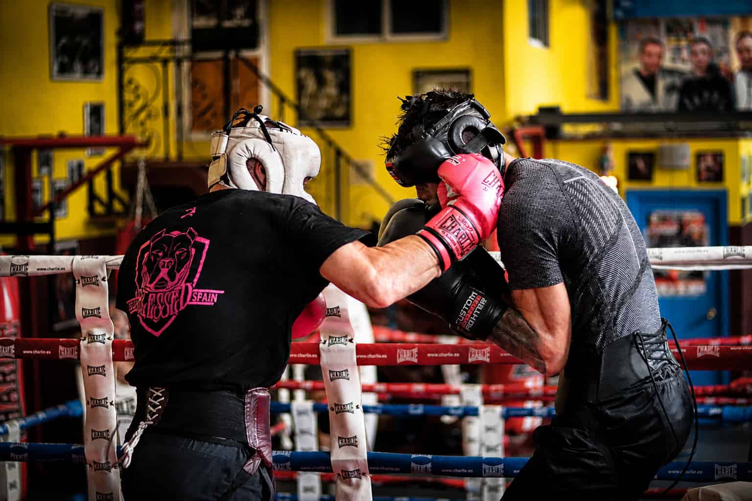 Compañeros realizando guanteos en el Club Coraje
